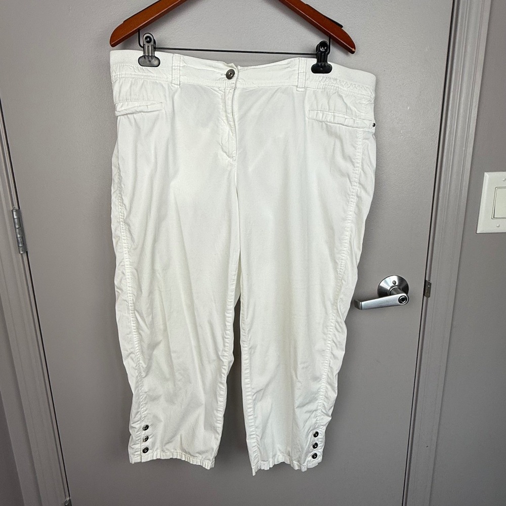 Chico's White Capris Womens Sz 3 Button Accent Cropped Pants